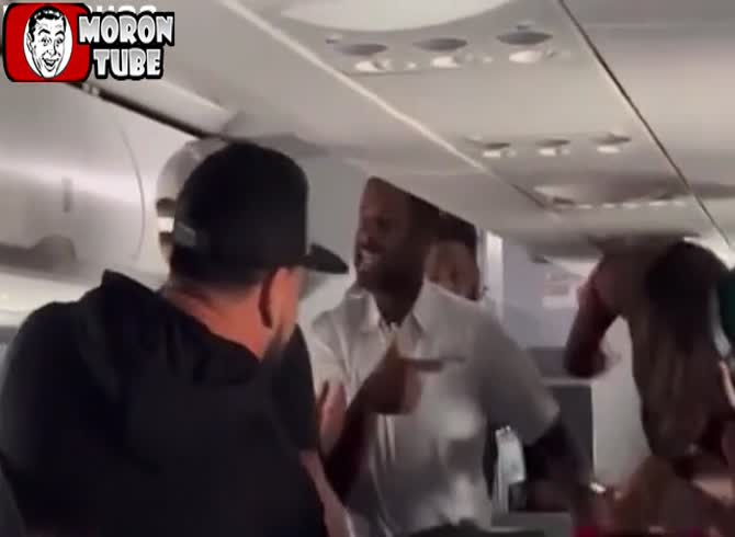 Video :On an aircraft, a possessed lady creates an unfathomable disaster
